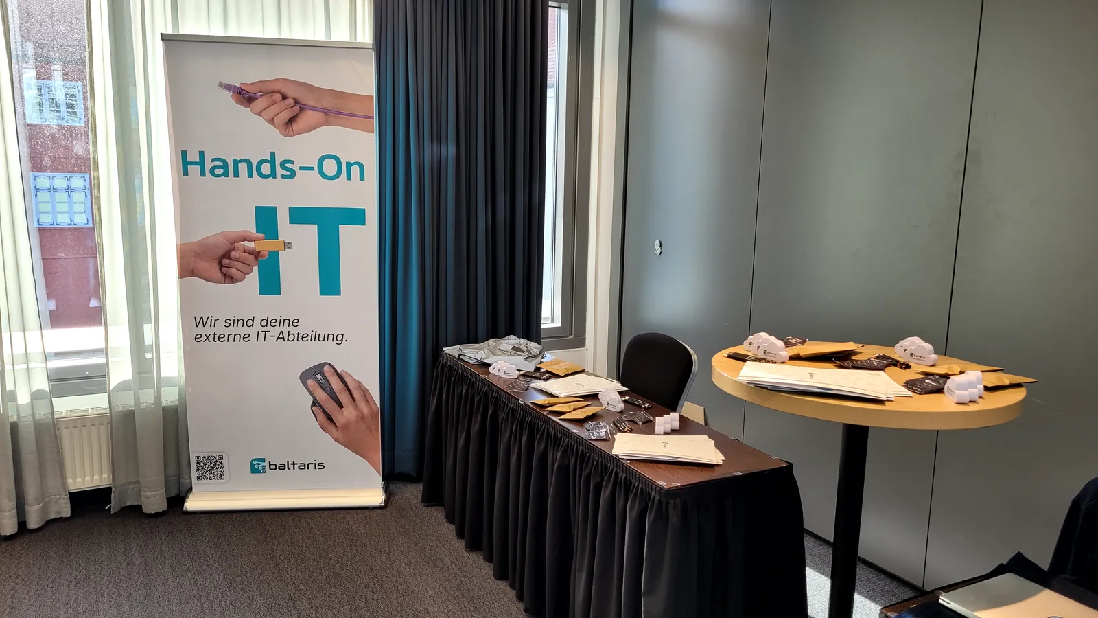 Unser Stand mit dem Roll-up "Hands-On IT: Wir sind deine externe IT-Abteilung"